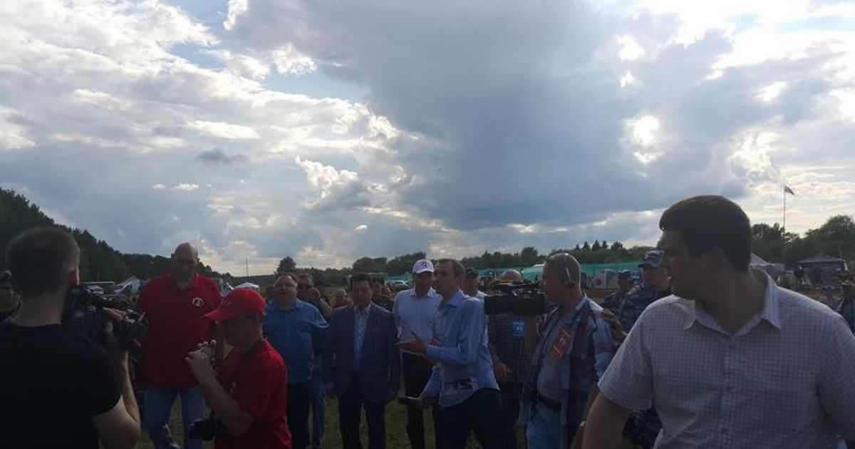 Депутатів на фестивалі ретельно охороняли від відвідувачів / © Twitter/Микола Валуєв