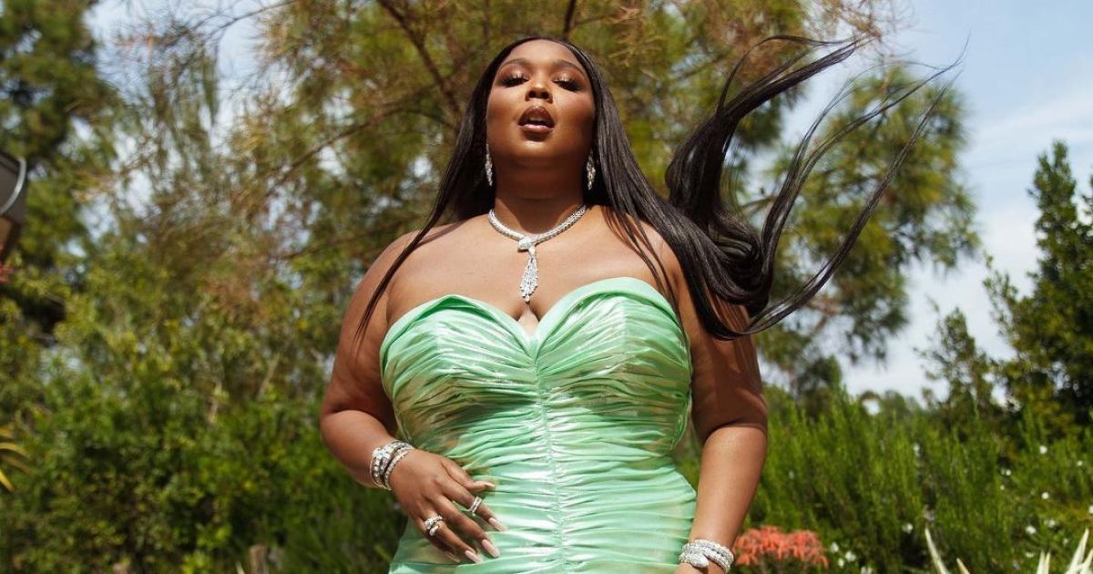 Пышнотелая Lizzo в желтом бикини вблизи показала огромные ягодицы и целлюлит