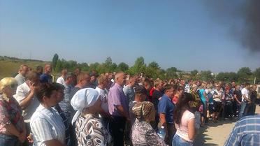 Селяни взяли в облогу молокозавод на Хмельниччині