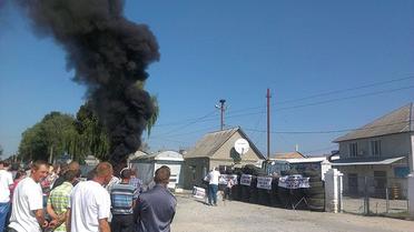 Селяни взяли в облогу молокозавод на Хмельниччині