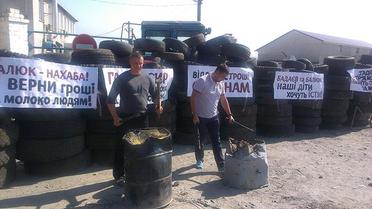 Селяни взяли в облогу молокозавод на Хмельниччині / © ngp-ua.info