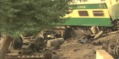 В Пакистане пассажирский поезд влетел в грузовой, есть погибшие