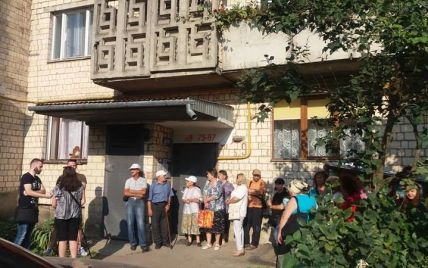В Черновцах соседи не дали судебным исполнителям выселить женщину с двумя детьми