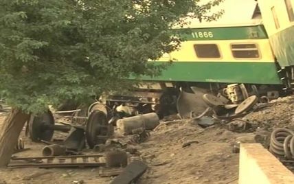 В Пакистане пассажирский поезд влетел в грузовой, есть погибшие