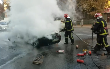 У Києві просто під час руху загорілось авто