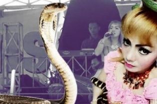 Фатальний виступ: епатажна співачка померла на сцені після укусу кобри