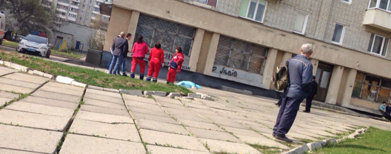 У Львові з 8-го поверху житлового будинку випала людина