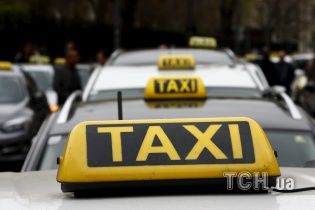 Боротьба з нелегальними перевізниками: ліцензійні таксі зобов'яжуть їздити на номерах жовтого кольору