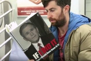 Американський комік розігрував пасажирів, читаючи непристойні книжки в метро