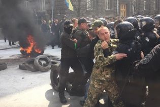 Під Адміністрацією президента - сутички, палають шини і привезли шибеницю