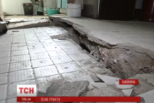 Зсув пошкодив будинки у Чернівцях і залишив людей без світла, води і газу