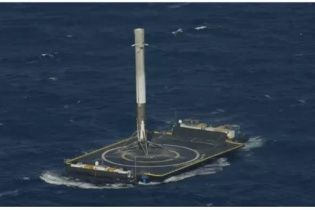 Ракета Falcon 9 вперше успішно приводнилася в океані