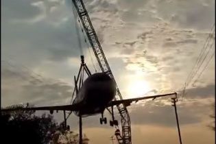 В Індії під час транспортування розтрощили літак