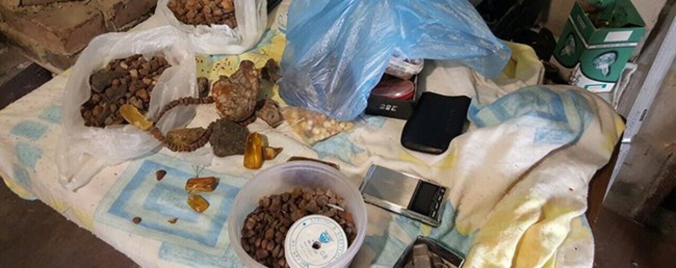 Перевертні в погонах. На Рівненщині поліцейські нелегально добували бурштин