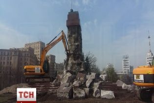 У Харкові демонтують залишки стійкого пам'ятника Леніну