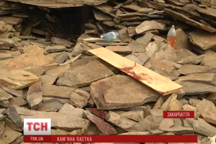 На Закарпатті 100-тонна брила впала на нелегальних видобувачів каміння