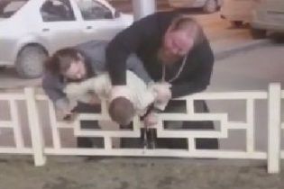 У Мережі з'явилося відео, як у Росії священик відлупцював водія