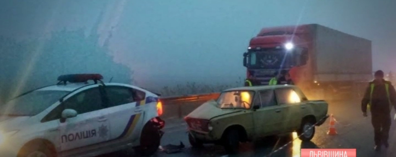 П'яний водій наїхав на трасі на копа і врізався в патрульну машину