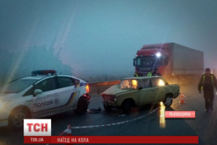 П'яний водій наїхав на трасі на копа і врізався в патрульну машину
