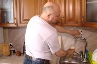 У Росії чоловік провів до себе додому перший у світі пивопровід