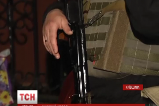 Під Києвом військова прокуратура і спецпризначенці штурмують базу скандальної роти "Торнадо"