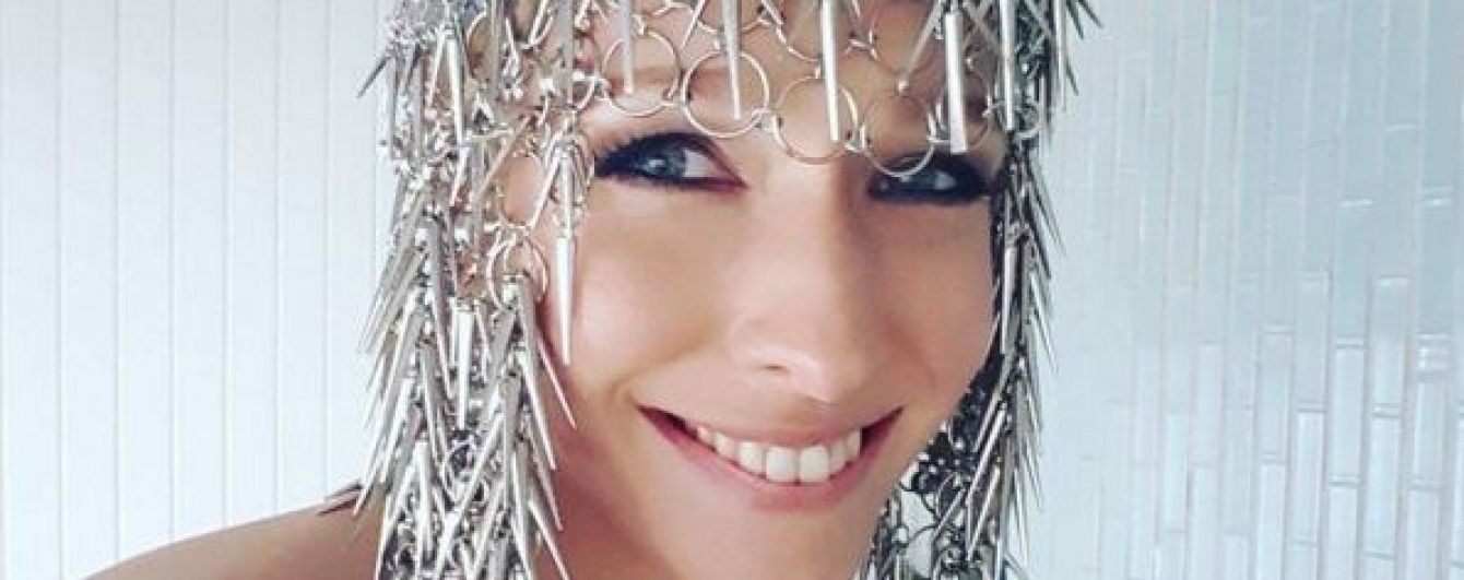 Струнка Катерина Осадча вразила стійкою на руках