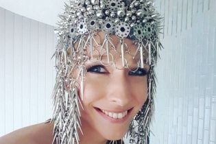 Струнка Катерина Осадча вразила стійкою на руках