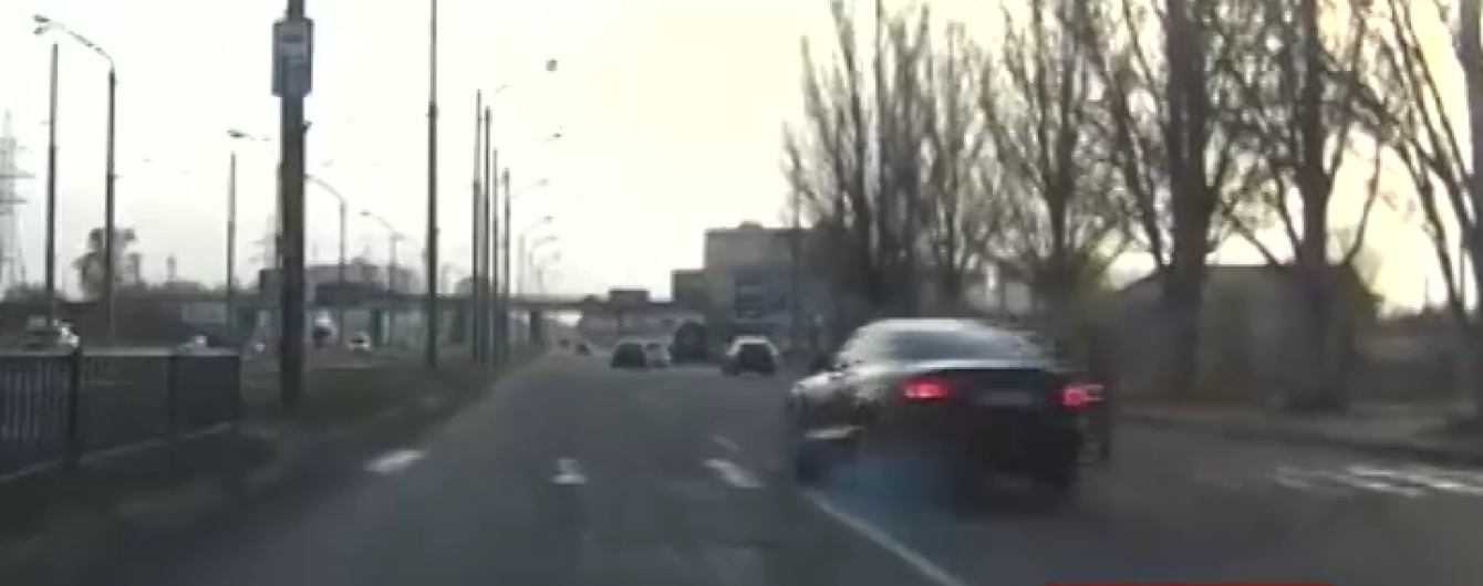 Поліція шукає водія, нахабна їзда котрого потрапила на відеореєстратор