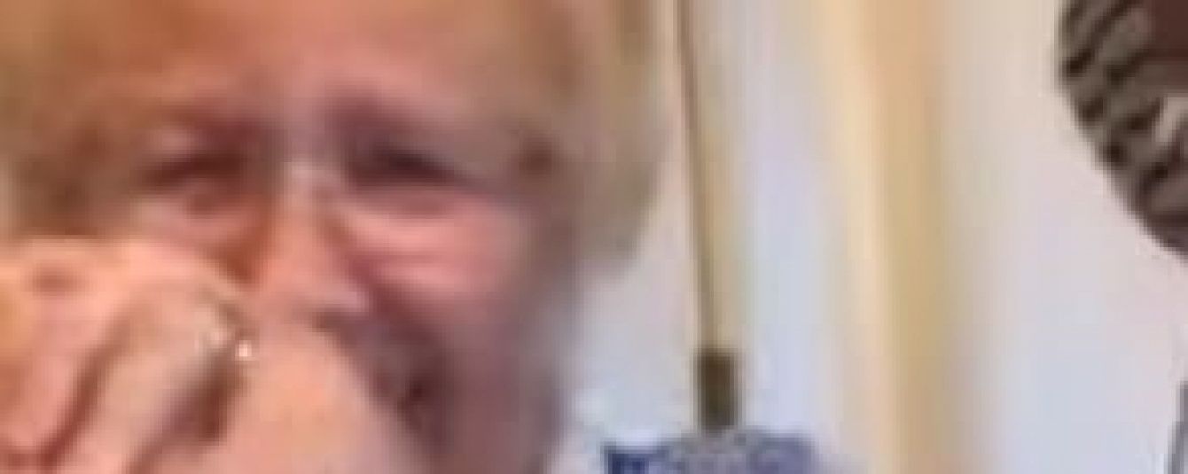 Незвичайна реакція бабусі на Snapchat підкорила юзерів