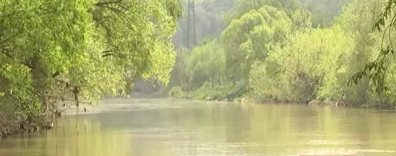 На Закарпатті висока вода розмила декілька кілометрів доріг та підтопила села