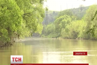На Закарпатті висока вода розмила декілька кілометрів доріг та підтопила села