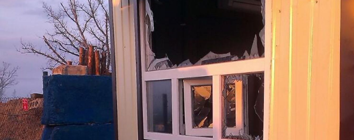 У Станиці Луганській бойовики "ЛНР" обстріляли КПВВ, який ремонтували будівельники