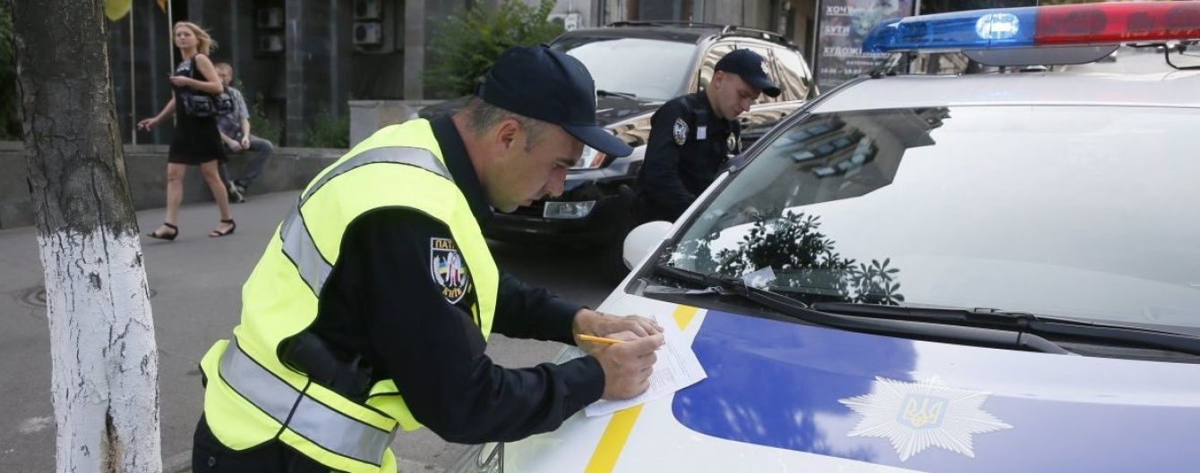 У Києві водій Daewoo влетів під фуру