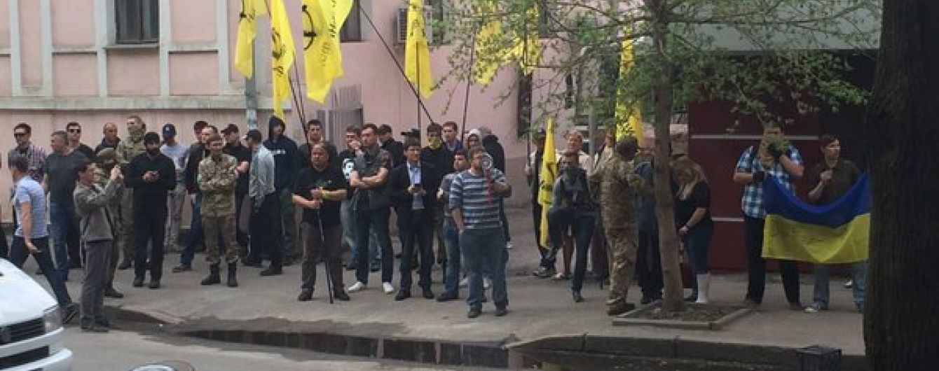 У Харкові представників Опозиційного блоку зустріли камінням і грудками землі