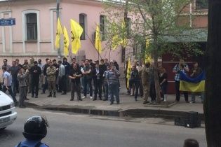 У Харкові представників Опозиційного блоку зустріли камінням і грудками землі
