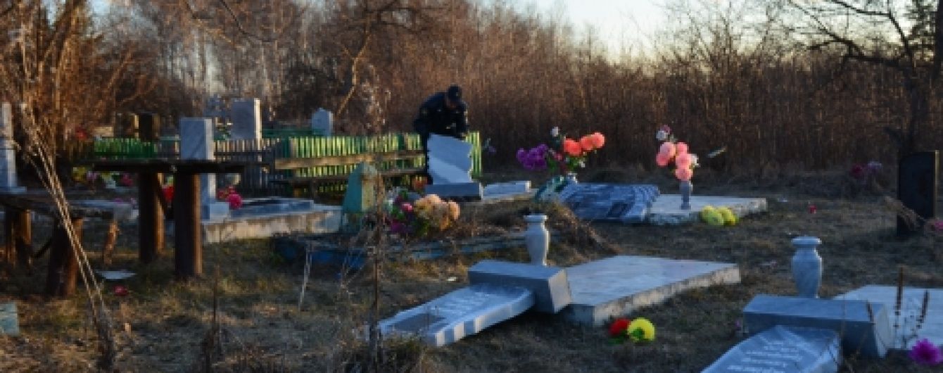 У Росії діти від нудьги розгромили кладовище і поцупили з могили іграшки