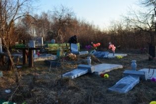 У Росії діти від нудьги розгромили кладовище і поцупили з могили іграшки