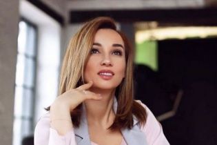 Анфіса Чехова "втиснула" апетитні форми у відвертий купальник