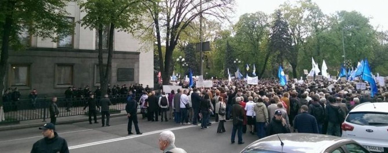 Під Радою пікетують учені: у центрі утворилися затори через активістів
