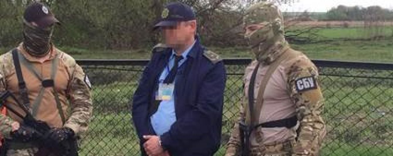 На Харківщині митники погоріли на хабарі за ввезення авто з РФ