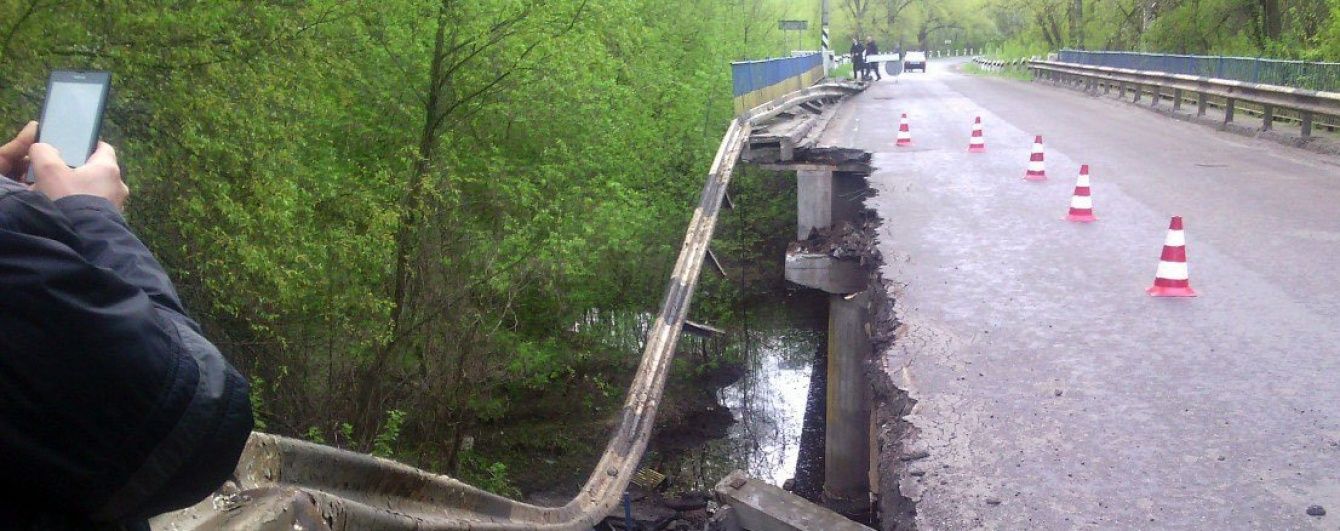 На Полтавщині частина автомобільного мосту обвалилась у річку