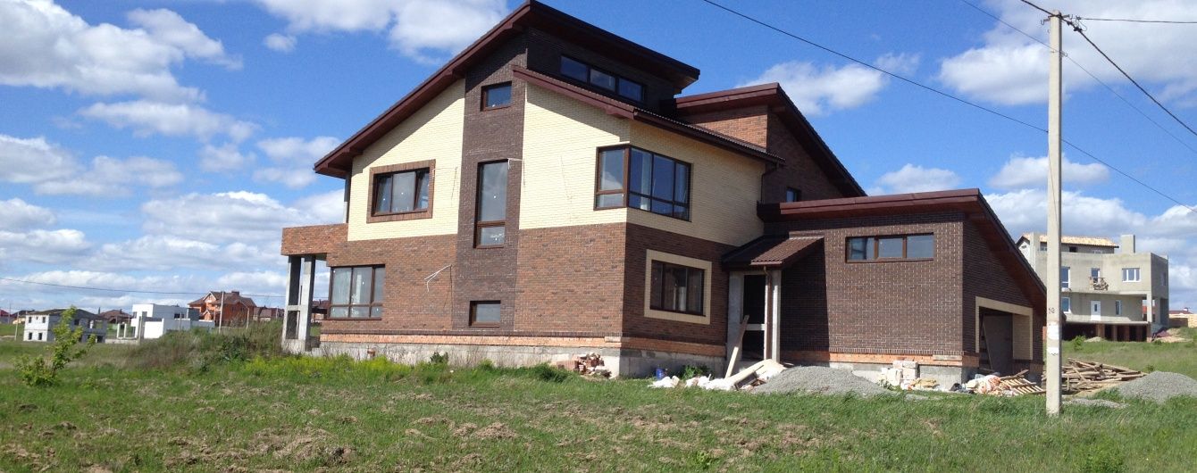 Життя арбітрів: в яких будинках мешкають українські судді та де знімає стрес П'єрлуїджі Колліна