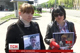 У Києві солдатські матері перекрили жвавий проспект біля посольства РФ