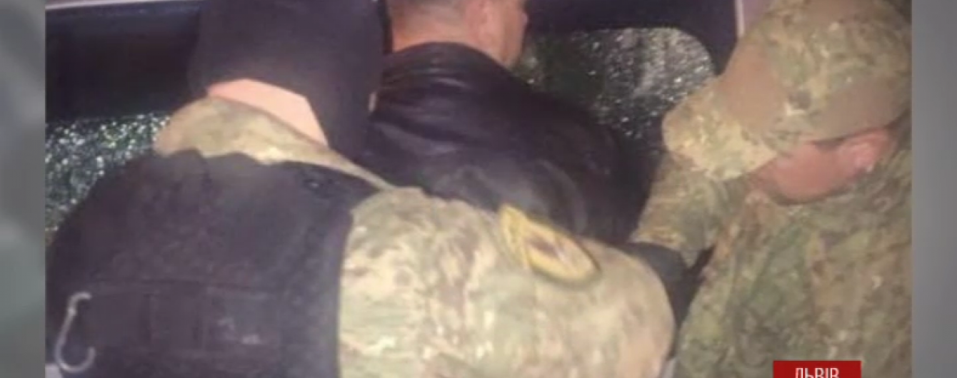 У Львові працівник військкомату обіцяв "відмазати" призовника від армії за 600 доларів