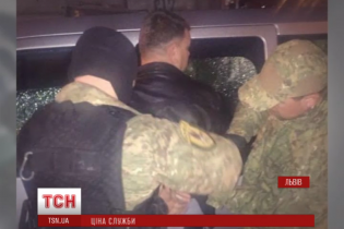 У Львові працівник військкомату обіцяв "відмазати" призовника від армії за 600 доларів