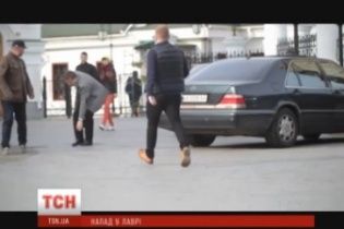 Подробиці нападу на журналістів ТСН під Лаврою: невідомі розбили камеру та погрожували "відбити макітру"