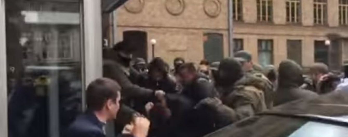 Під Київрадою свободівці побилися з охороною будівлі