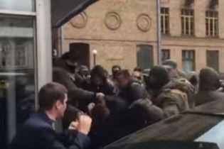 Під Київрадою свободівці побилися з охороною будівлі