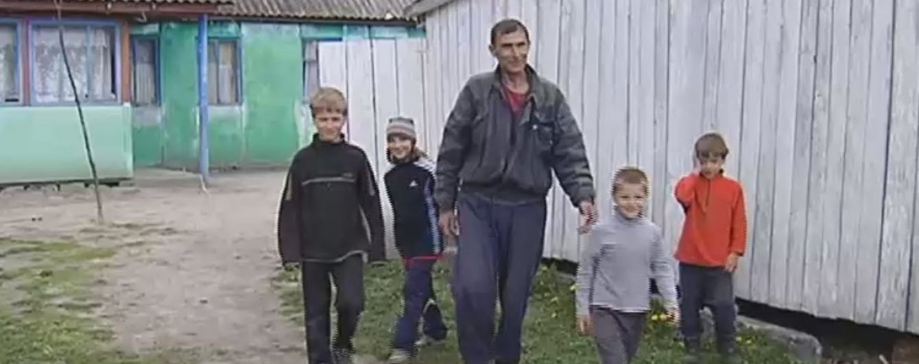 Батько 4 дітей, яких він виховував 6 років у лісі, мріє подарувати їм хороше майбутнє