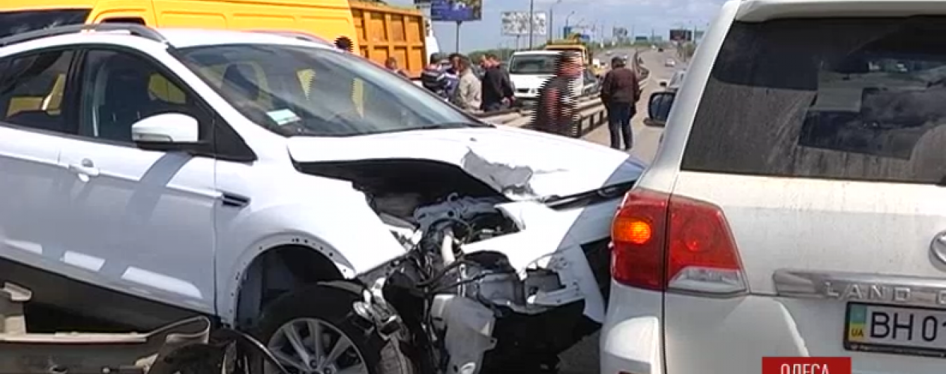 Вантажівка "МАЗ" спричинила масову ДТП в Одесі